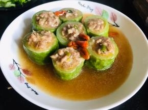 把芡汁淋汁黄瓜酿肉上
