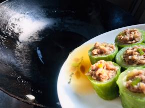 另起锅，把蒸好的黄瓜酿肉汁倒入锅中