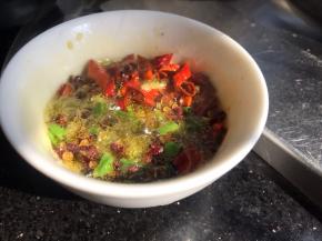 热锅烧油至冒烟，倒入碗中