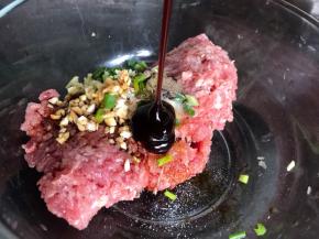 加入料酒、生抽、蚝油搅拌均匀，腌制10分钟