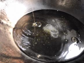 起锅放入适量清水，加入少许盐和油煮沸