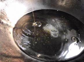 起锅放入适量清水，加入少许盐和油煮沸