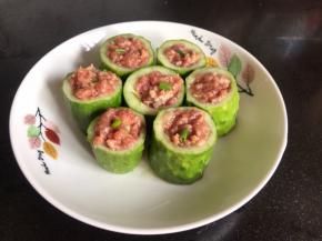 把拌好的肉末放满黄瓜内