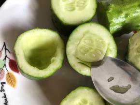 用勺子挖出瓜瓤