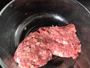 猪肉末放入大点的碗中