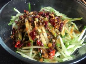 倒入拌好的料汁，拌匀