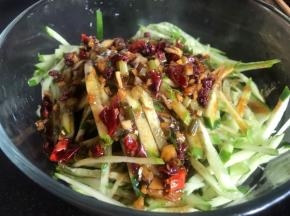 倒入拌好的料汁，拌匀