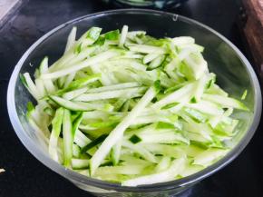 黄瓜洗净去蒂后切成丝