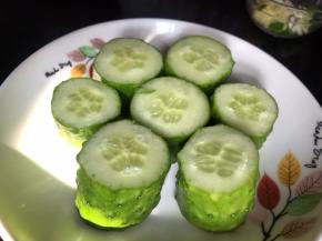 黄瓜洗净切去两头蒂，再切成寸段