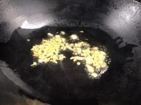 再起锅放入橄榄油，放入姜蒜末爆香