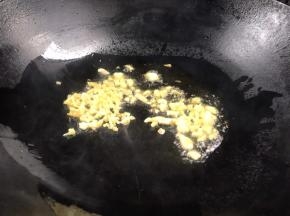 再起锅放入橄榄油，放入姜蒜末爆香