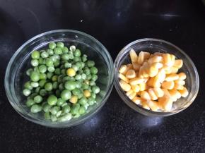 备好豌豆米和玉米粒