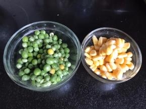 备好豌豆米和玉米粒