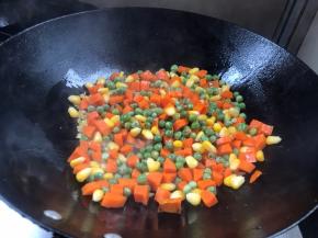 放入焯水后的食材，翻炒均匀