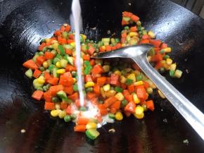 淋入淀粉水勾芡