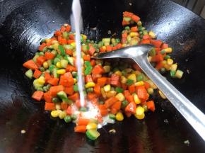 淋入淀粉水勾芡