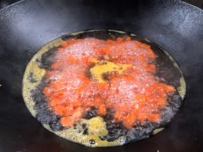 放入胡萝卜煮沸