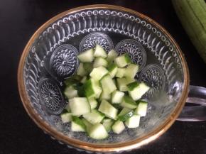 黄瓜洗净后切成小丁