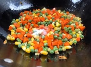 加入适量盐，炒匀入味