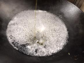 起锅烧开水，加入少许盐和油