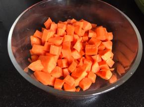胡萝卜洗净去皮后切成小丁