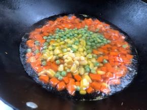 加入豌豆米和玉米粒煮至断生