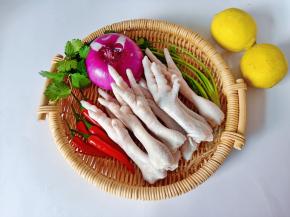 准备所有的食材，把鸡爪的指甲剪掉 。