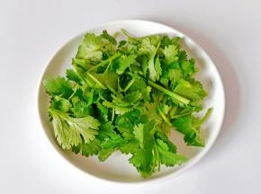 香菜洗净切段 。