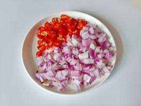 洋葱，红辣椒切成丁 。