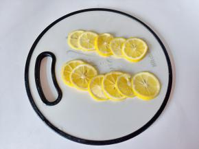 柠檬用盐清洗去表面的浮尘 ，切片去籽 。