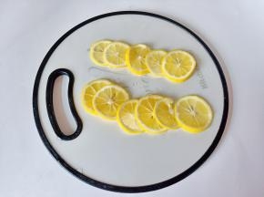 柠檬用盐清洗去表面的浮尘 ，切片去籽 。
