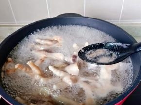 开大火焯水，撇去浮沫 ，水开煮6~8分钟 。