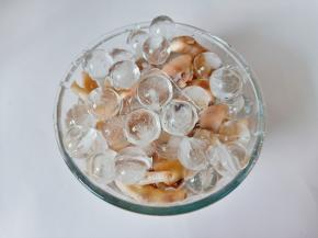 捞出的鸡爪放凉水冲干净表面，再放入冰水里浸泡更加劲道。