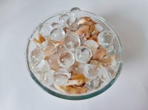 捞出的鸡爪放凉水冲干净表面，再放入冰水里浸泡更加劲道。