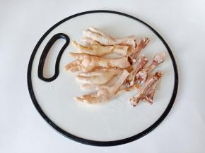 在鸡爪位置划一下，然后去除大骨。