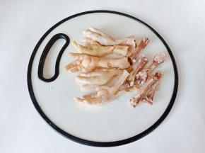 在鸡爪位置划一下，然后去除大骨。