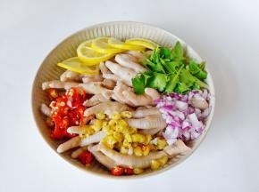 把鸡爪放入碗里，放入柠檬片，香菜，洋葱，泡椒，红椒 。