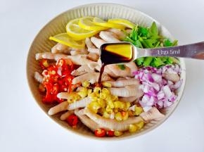 加入生抽，蚝油各两勺。