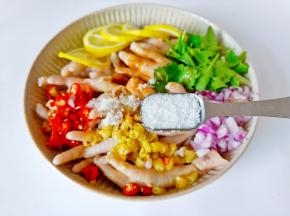 加白糖一勺，喜欢吃辣的可以多加辣椒，搅拌均匀。