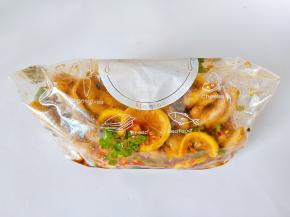 把鸡爪放入保鲜袋密封冷藏一晚，味道更好 