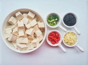 准备好所有食材，葱蒜小米椒切碎备用。