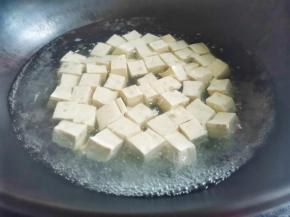 豆腐洗干净切块，凉水入锅，加一丢丢盐煮3分钟捞出过凉。