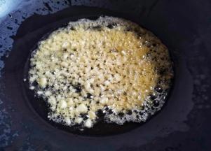 锅中热油，爆香蒜末，