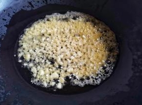 锅中热油，爆香蒜末，