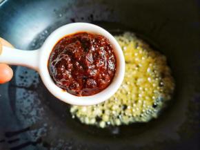 加一大勺豆瓣酱炒出红油，