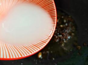 再加入半碗水淀粉，