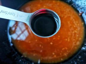 1勺生抽大火煮沸。