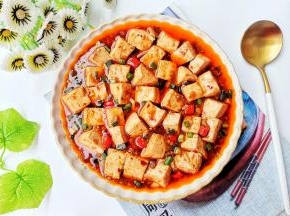 香辣过瘾的家常豆腐完成！汤汁都非常入味！好吃到舔盘！记得多煮几碗米饭！