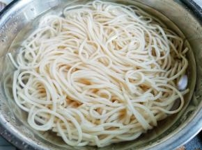 锅中烧开水，再加两次凉水烧开，放入面条煮至浮起，捞出，放凉水中浸泡。