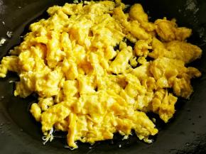 把鸡蛋打入碗中，加入少许盐，用筷子朝一个方向搅动，把蛋液充分搅散。锅中热油，加入鸡蛋用筷子划散，炒至8成熟捞出备用。